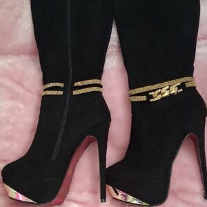 Chic Black Heeled Boots with Gold Detailing